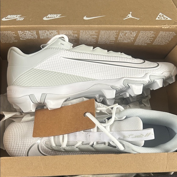Nike White Sports Cleats - Picture 4 of 5